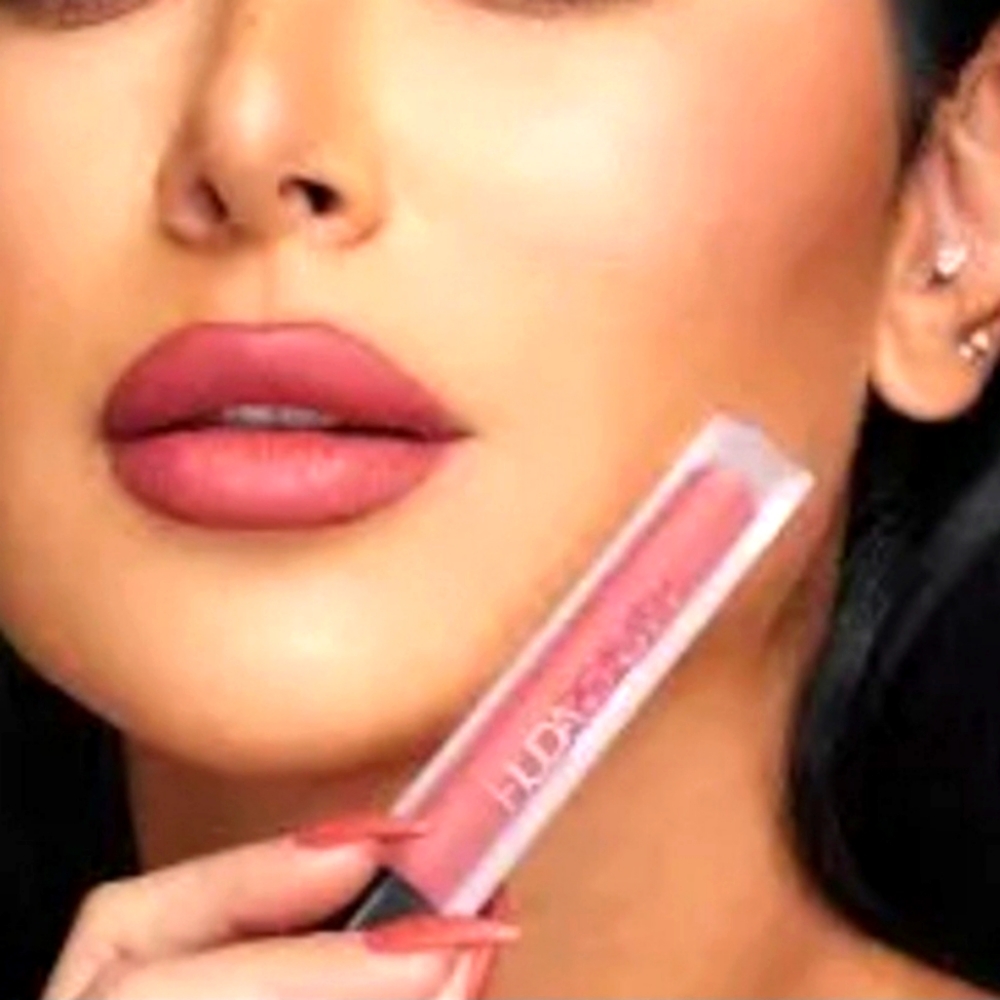 Huda beauty matte bombshell